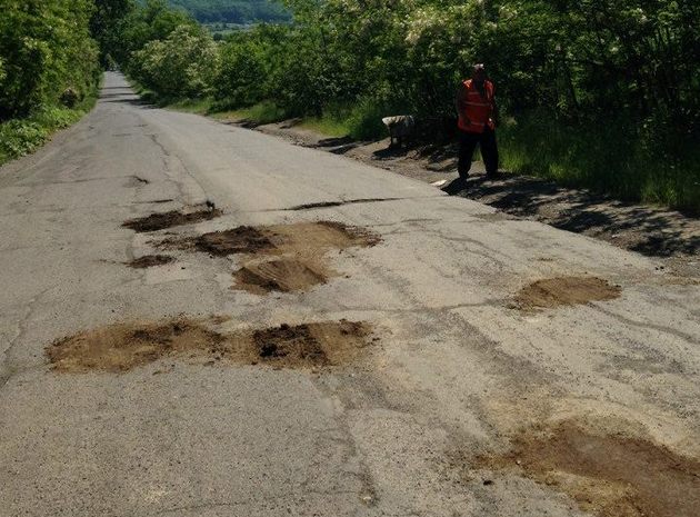 Асфальтовані дороги на Хустщині почали перетворювати на ґрунтові (ФОТО)