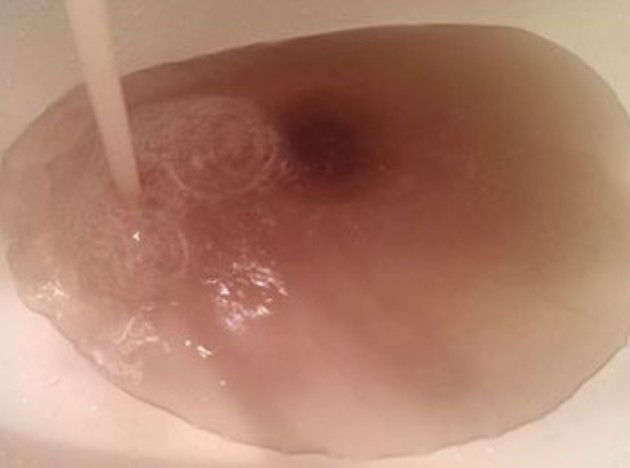 У Мукачеві вода в кранах стала брудно-рожевою