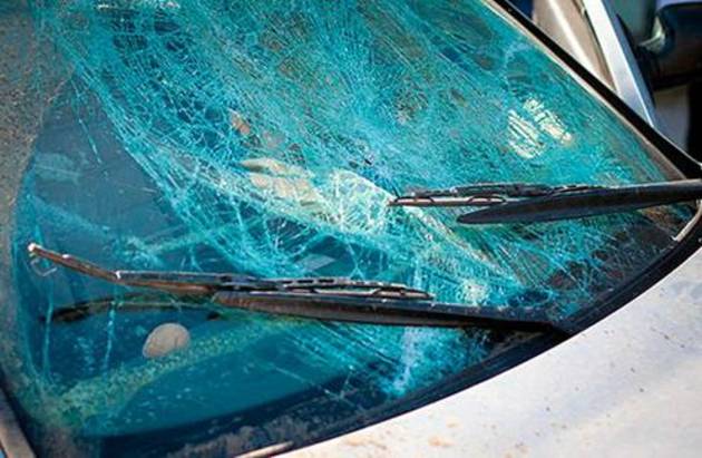 Нетверезому закарпатцю дуже заважало лобове скло чужої автівки