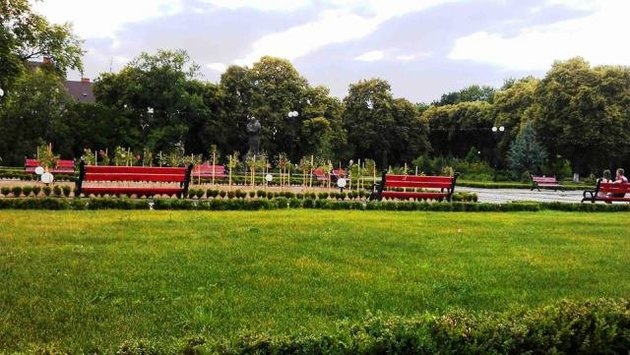 Невідомі люди намагались привернули до себе увагу понівечивши пл.Народну в Ужгороді