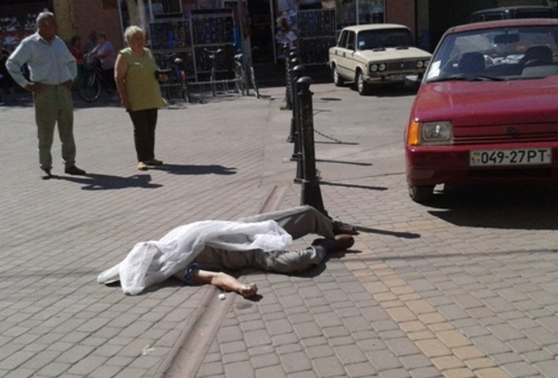На центральній вулиці Берегсаза труп людини