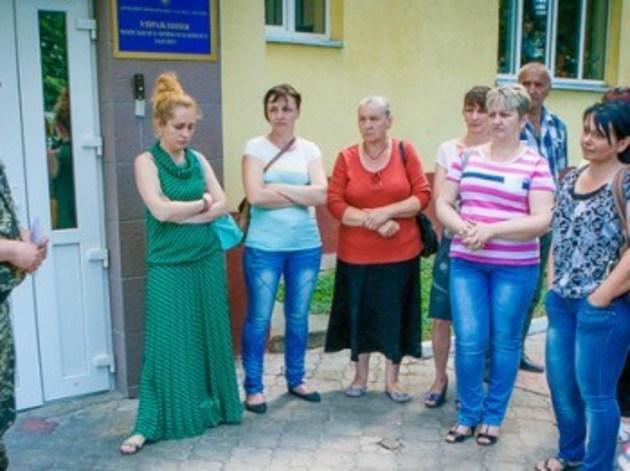 Дружини і матері військових пікетували Чопський прикордонний загін