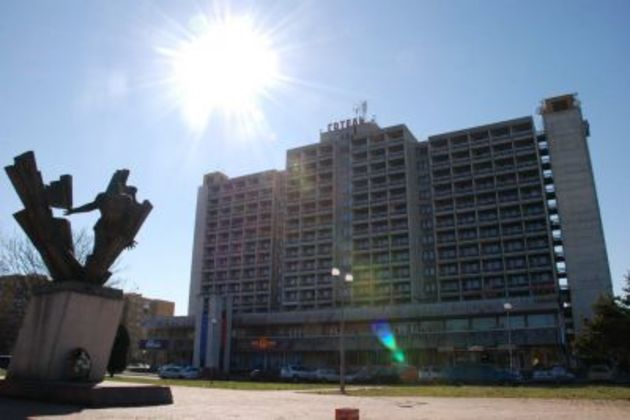 На готель «Закарпаття» напала мафія?