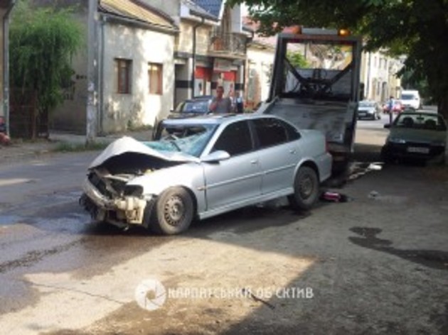 Жахлива ДТП у місті над Ужем. Автівка ремонту не підлягає (доказ)