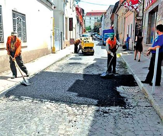 Ужгород стає схожим на «залатоване простирадло»
