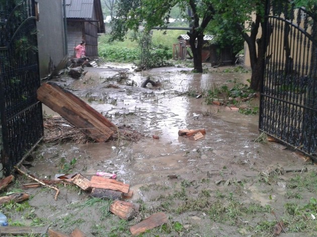 Мешканці гірського селища Ясіня опинились у самому центрі негоди (фото)



