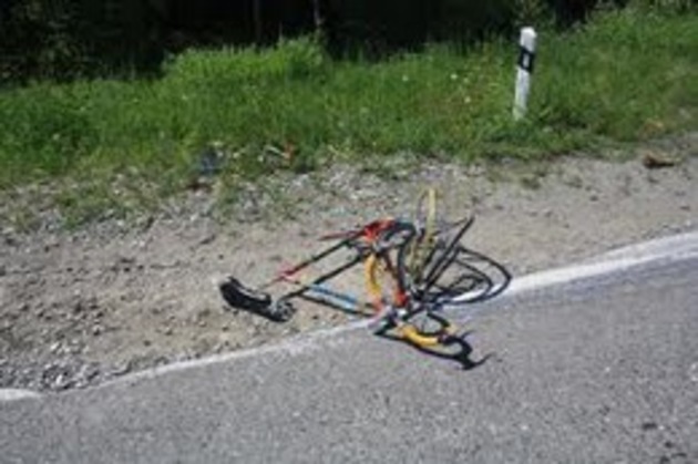 У Буштині водій автомобіля збив велосипедиста і втік з місця ДТП