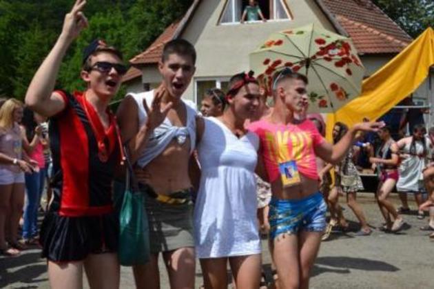 Закарпаття: хлопці перевдяглися у дівчат