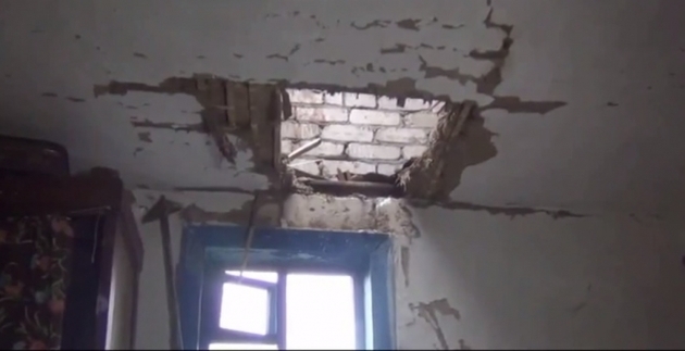 «Мамо, у нас труп на кухні». Як тіло пасажира літака «Боїнг-777» пробило дах оселі (відео)