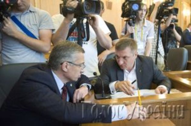 Закарпатських чиновників відправлять у відпустки за власний кошт та не виплачуватимуть 2 місяці зарплату 