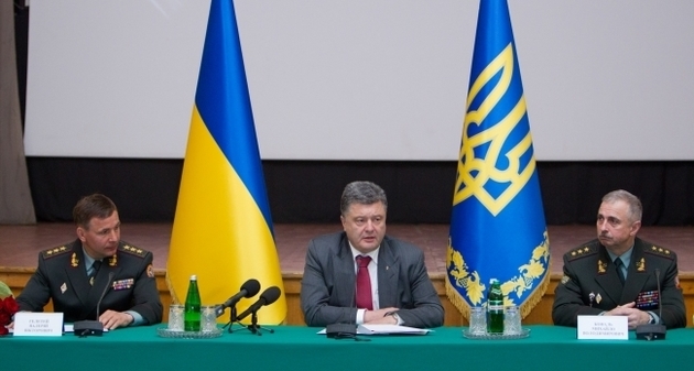 На День незалежності Порошенко розпорядився провести два військових паради 
