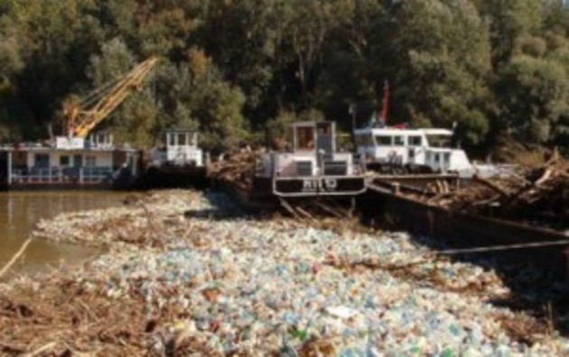 Українське сміття ледь не перевернуло угорську баржу 