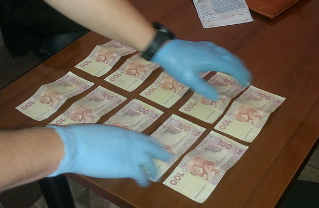 «Дует» мукачівських посадовців «взяли» на хабарі
