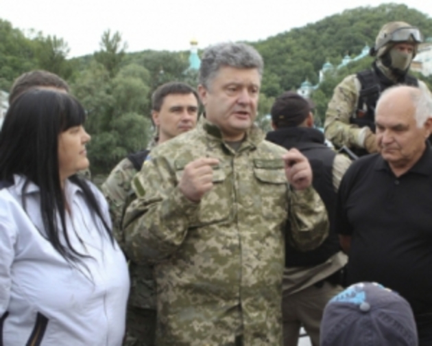  Президент заліз на броньовик і постріляв з гранатомета (відео) 