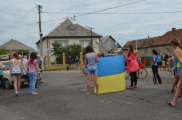 Мітинг продовжується. Заблокували дорогу в Страбичово (фото)