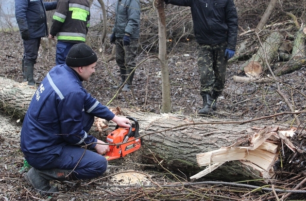 16 закарпатських рятувальників ліквідовували наслідки негоди в краю