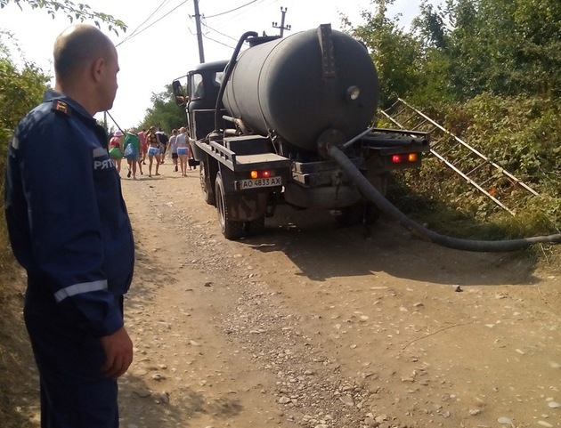 У Солотвині повитікали стічні води