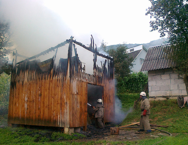 Рятувальники Рахівщини ліквідували пожежу у надвірній споруді з сіном (фото)