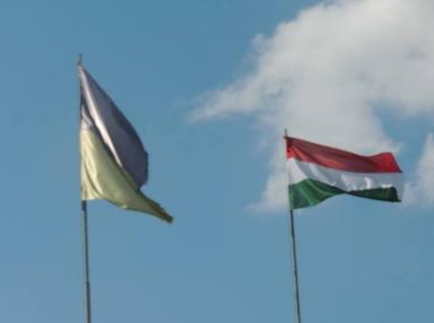Провокатори зірвали червону смугу прапора угорців на горі Керек! (ФОТО)