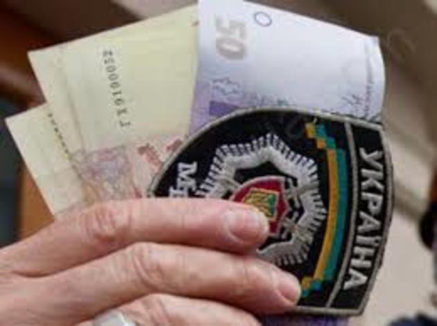 Закарпатський міліціянт за хабар опинився на лаві підсудних