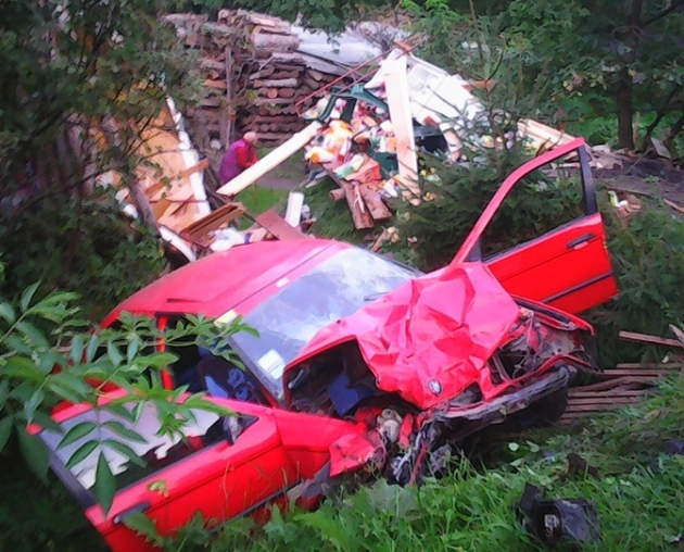 Водій BMW-318 «підвіз» своїх пасажирів у реанімацію через торговий ларьок