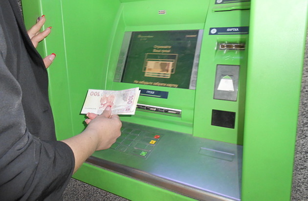 Довірлива закарпатка перерахувала більше 8 тисяч гривень аферисту, котрий обіцяв привезти їй автомобіль з Франції