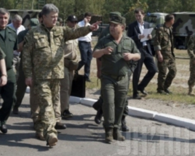 Президент збирається міняти все керівництво АТО - Луценко