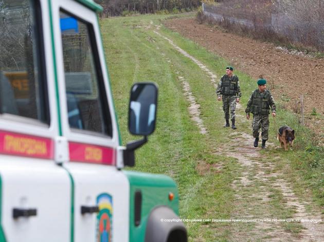 Шестеро в’єтнамців, втікаючи від «нелюдів-сутенерів», потрапили до рук закарпатських прикордонників