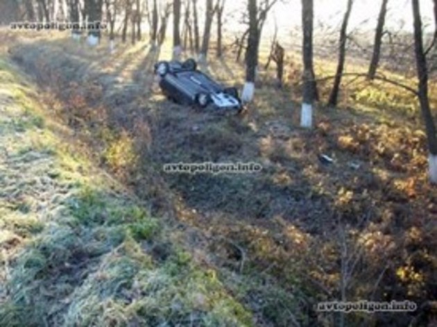На величезній швидкості автівка зійшла з траси і опинилася на даху