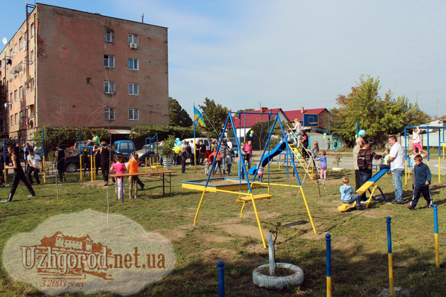 В Ужгороді презентували новий спортивний майданчик