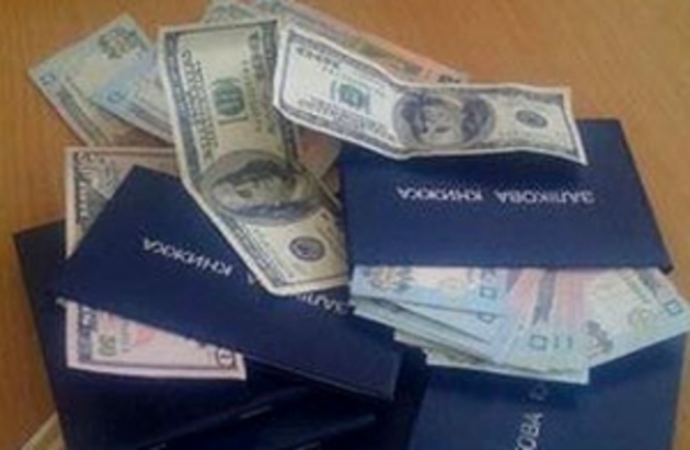 Чергову «липкоруку» чиновницю викрили ужгородські міліціянти
