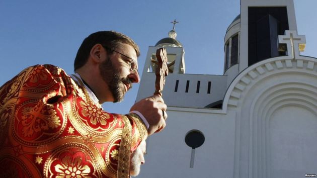 Святі отці після служби «виганяють» закарпатців на виборчі дільниці