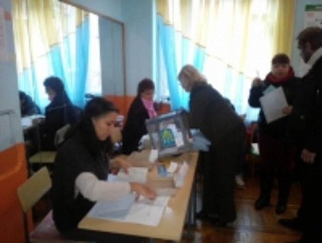 Майже половина ужгородців віддали свої голоси на виборчих дільницях
