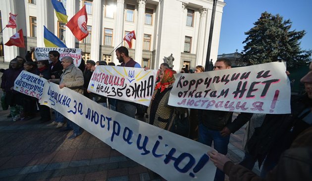Люстрація «по-порошенківськи»: замість прокурорів-корупціонерів звільняють прес-секретаря 