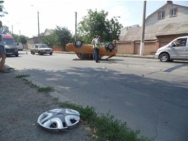 Внаслідок ДТП автівка перекинулась на дах