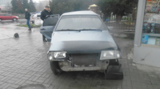 Закарпатець на швидкості ледь не «залетів» у церкву (фото)