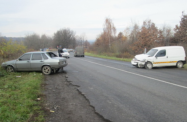 Страшне ДТП на Мукачівщині: водія викинуло на зустрічну смугу руху (фото)