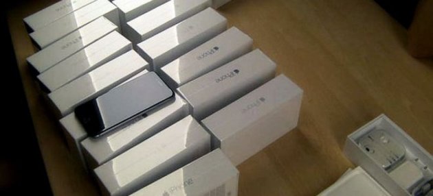 Закарпатські інспектори поповнили митний склад iPhone 6 та презервативами