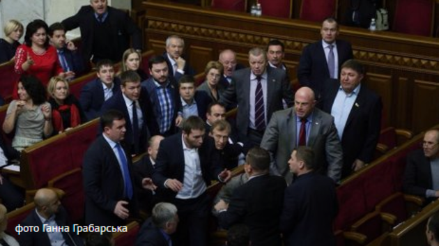 Закарпатські парламентарі вгамовували першу сутичку невдоволених «недоторканих» (відео)