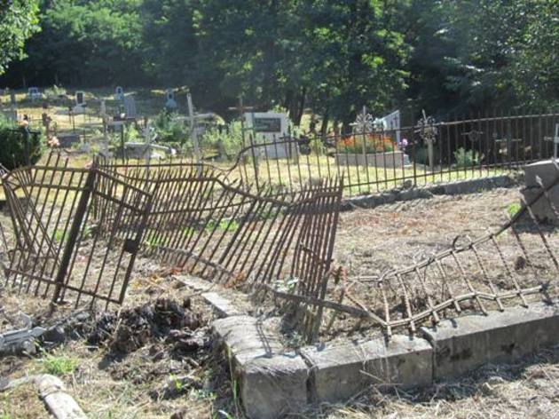 На Закарпатті вандали понищили могили на сільському кладовищі 
