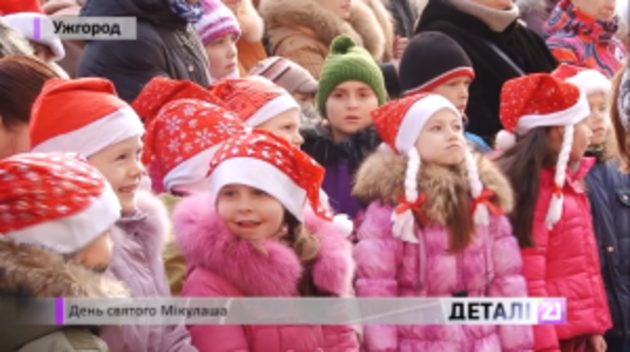 Маленькі Миколайчики у червоних кептуриках урочисто «запалили» вогники на міській ялинці (відео)