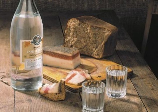 Після чарки з гостем незайманка прокинулась... голою