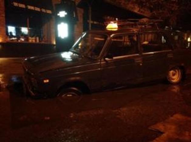 Сильна злива ти вибоїни на дорогах «загнали» автівку ужгородця «під землю» (фото)