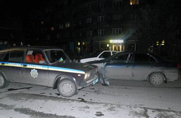Міліцейську автівку протаранили з обох боків (фото)