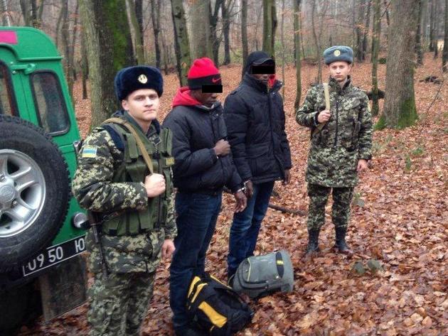 Дует африканців «транзитом» забрів «у гості» до закарпатських стражів кордону (фото)