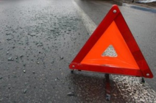 «Зелений змій» повів закарпатця під колеса автівки