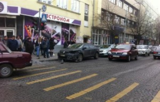 Мукачівська маршрутка «підбила» автівку (фото)
