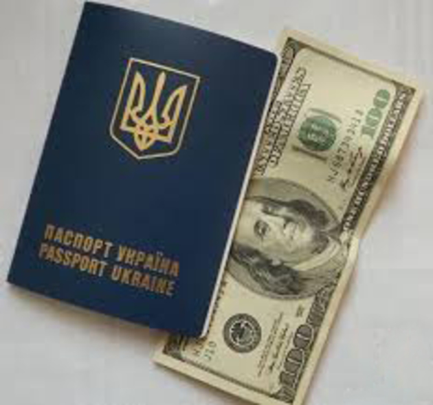 Аваков покриває комерційну «прокладку» та побори за закордонні паспорти – експерт