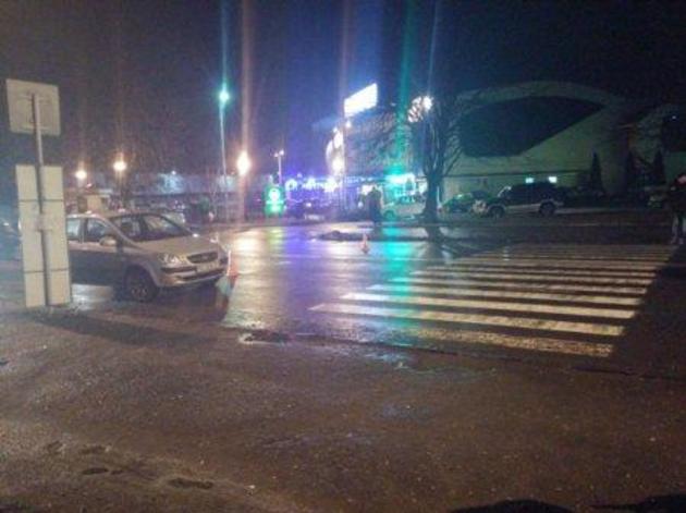 В Ужгороді під колеса машини потрапила людина