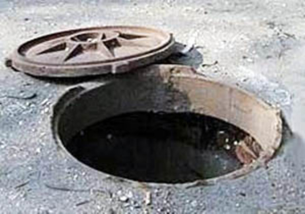 Неповнолітні роми Берегова викрали з приватного подвір’я каналізаційний люк